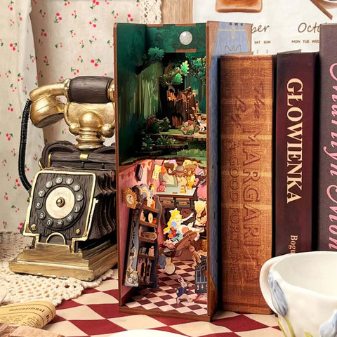 Alice in Wonderland Book Nook Kit